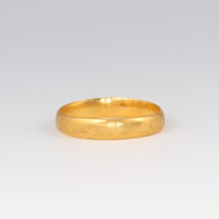 A 22ct gold wedding band (misshapen), size P, 3.3g 