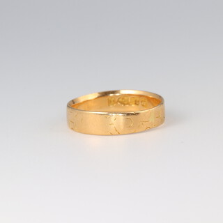 An 18ct gold engraved wedding band, size J 1/2, 2.4g 