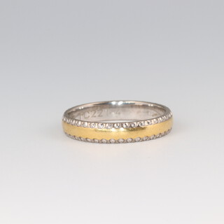 An 18ct white and yellow gold wedding ring with millennium hallmark TC221-4, size O 1/2, 3.9g