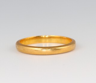 A 22ct gold wedding band, size O, 3.4g 