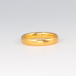 A 22ct gold wedding band, size O, 6.2g