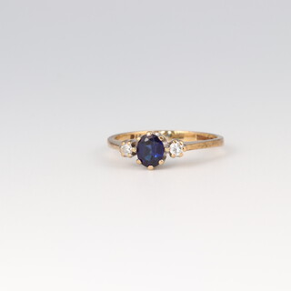A 9ct gold ring set an oval sapphire and 2 diamonds, size J, 1.5g 