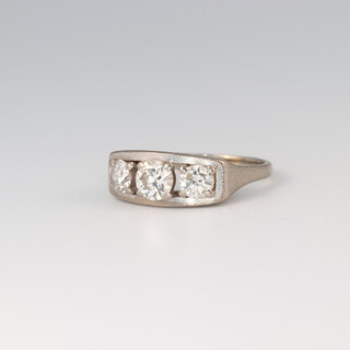 An 18ct white gold ring set 3 diamonds, size H, 3.3g 