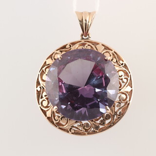 A circular amethyst pendant in a gold mount marked 375, 12.7g 