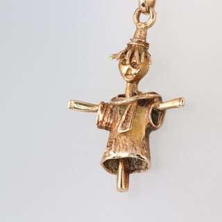 A 9ct gold pendant in the form of a scarecrow, 6.1g 