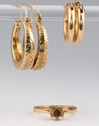 A 9ct gold ring mount (no stone), size L together with 2 pairs of 9ct gold earrings, gross weight 4.7g 