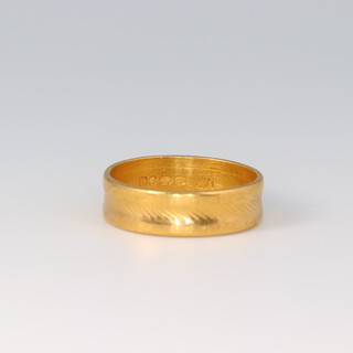 A 22ct gold wedding band, size O 1/2, 4.9g 