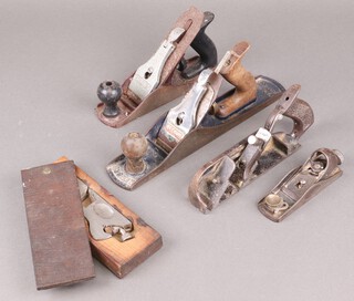 A no.92 shoulder plane boxed, a steel thumb plane, a Stanley no.78 plane, a Record no.05 plane, a Jack plane and a Stanley smoothing plane