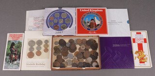 A 1985 Royal Mint proof set of coins, a 2007 ditto and a collection of coins 