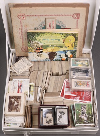 A quantity of loose cigarette cards including Players, Wills, etc 