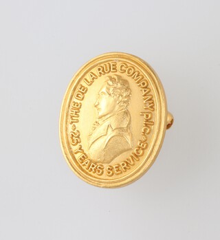 A 9ct gold 25th Anniversary service brooch for the De La Rue Company 3.5g