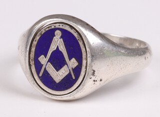 A silver and enamelled Masonic signet ring Birmingham 1965, size U, 6.6 grams 