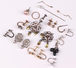 A quantity of earrings some marked 9ct 3.5g, etc 
