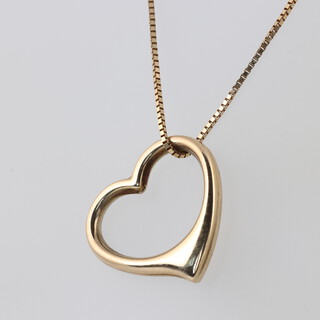 A 9ct heart shaped pendant hung on a 9ct gold box link chain, 46cm, 2.6g 