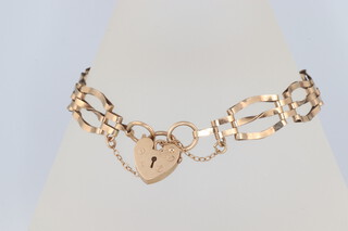 A 9ct gold gate bracelet with padlock clasp, 14cm, 5.5g