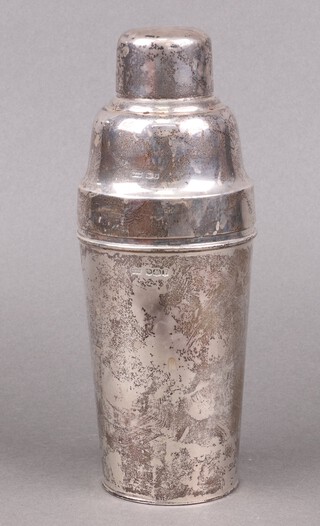 An Art Deco silver cocktail shaker, Sheffield 1932 by Mappin & Webb, 449 grams 