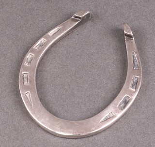 A silver horseshoe paperweight Sheffield 1986 by Frances Howard, 24g 