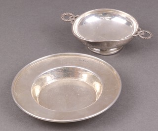 A circular silver dish Birmingham 1989 by W I Broadway & Co., together with a silver twin handled bowl Birmingham 1925 (misshapen), 112g 
