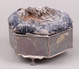 A hexagonal silver trinket box with plush lined lid, Birmingham 1934 by Cornelius Desormeaux Saunders and James Francis Hollings, 45g 