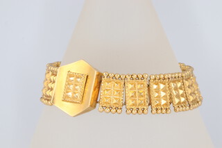 A yellow metal of possibly high carat bracelet, with screw clasp 16cm, 20.6g