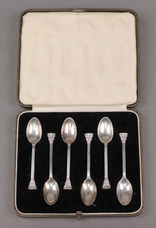 A set of 6 silver coffee spoons in the form of reeded columns, London 1939 by Josiah Williams & Co., 44g, cased 
