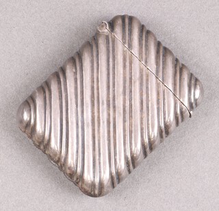 A Victorian silver vesta case with ribbed decoration, Chester 1887, by William Neale, 26g 