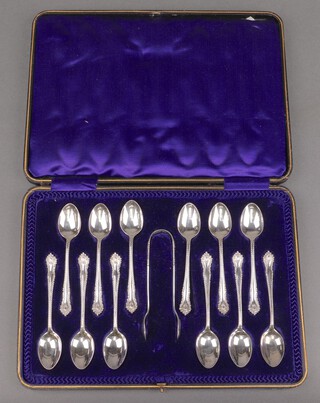 A cased set of 12 Edwardian silver coffee spoons and tongs, Sheffield 1908 by Lee & Wigfull, 178g  