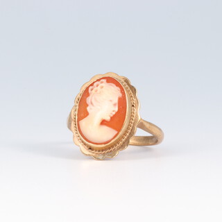 A 9ct gold cameo set ring, size M 1/2, 3.3g