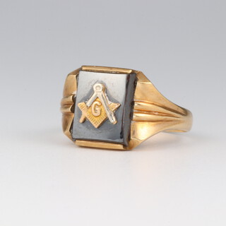A gold marked 10K Masonic signet ring, set a square onyx decorated square and compass, size S 1/2, 5.4g
