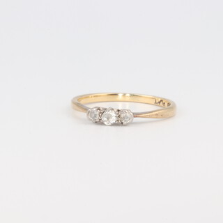 An 18ct gold ring set 3 small diamonds, size K, 1.4g