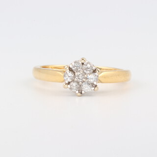 An 18ct gold and diamond cluster ring set 7 diamonds, size N, 3.7g