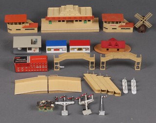 A collection of Hornby Dublo buildings to include platforms, walk ways, signage, etc 
