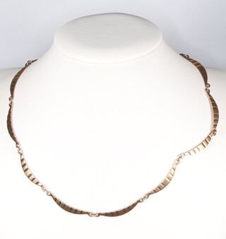 A gold marked 9ct and 375, necklace formed of curved panels with ribbed decoration, 38cm, 9.1g