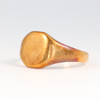 A 9ct gold signet ring size R 1/2 (misshapen), 3.9g