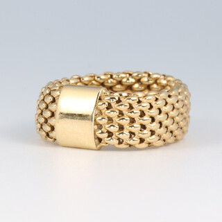 A gold marked 585 ring of mesh form with central gold band, size Q, 3.4g