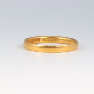 A 22ct gold wedding band, size Q 1/2, 2.3g