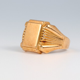 A gold marked 15K signet ring, size K 1/2, 3.9g