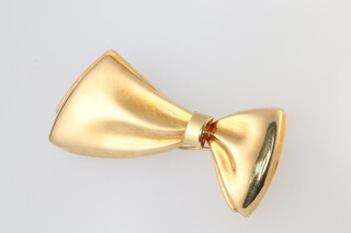 A gold marked 750 brooch in the form of a bow, 5.5cm wide, 5g