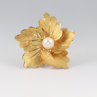 A gold marked 750 flower shaped brooch with pearl to the centre, 8.1g 