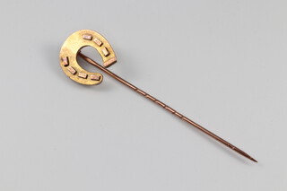 A 9ct gold tie pin with horse shoe, 0.9g